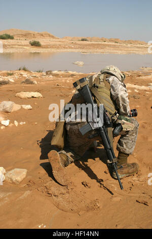 060409-M-9019H-032 Al Anbar, Irak (9. April 2006) Ð Staff Sgt Goodwin von Regimental Combat Team 7 Patrouillen entlang einem Flussbett auf einer Mission, Such- und Rettungsaktionen für eine fehlende Seemann und Marine in der Nähe von Camp Al Asad, Irak, während der Operation Iraqi Freedom. US Marinecorps Foto von CPL. Brian M Henner veröffentlicht) US Navy 060409-M-9019 H-032 Staff Sgt Goodwin zugewiesen Regimental Combat Team sieben Patrouillen entlang einem Flussbett auf einer Mission, Suche und Rettung Stockfoto