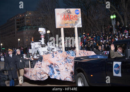 Ein neugieriger Mars rover Replikat und Mitglieder des Mars Science Laboratory passieren den Präsidentenstand und heben das Mast Camera System hervor, das Farb-, Multispektrum-, Stereo- und High-Definition-Bilder des von MSL erkundeten Geländes erfasst. Stockfoto
