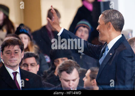 Präsident Barack Obama Uhren aus der Amtseinführung Parade offizielle Überprüfung stehen gegenüber Lafayette Park. Die Prozession von mehr als 8.000 Menschen, die Constitution Avenue setzte Pennsylvania Avenue im Weißen Haus begann enthalten zeremonielle militärische Regimenter, Bürgergruppen, marching Bands und Schwimmer. Der Präsident, Vizepräsident, ihre Ehegatten und besondere Gäste dann überprüfen die Parade geht es vor der Präsidentschaftswahl Tribüne. Die Stadion-Stil-Bühne wird zur Einweihung an der Westfront des Kapitols errichtet. Es hat mehr als 1.600 Sitzplätze f Stockfoto