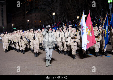 Union High School Junior Reserve Officers' Training Corps (JROTC), von Tulsa, Oklahoma, pass Präsident Barack Obama und die Einweihung Parade offizielle Überprüfung Stand. Die Prozession von mehr als 8.000 Menschen, die Constitution Avenue setzte Pennsylvania Avenue im Weißen Haus begann enthalten zeremonielle militärische Regimenter, Bürgergruppen, marching Bands und Schwimmer. Der Präsident, Vizepräsident, ihre Ehegatten und besondere Gäste dann überprüfen die Parade geht es vor der Präsidentschaftswahl Tribüne. Die Stadion-Stil-Bühne wird zur Einweihung an der Westfront errichtet. Stockfoto