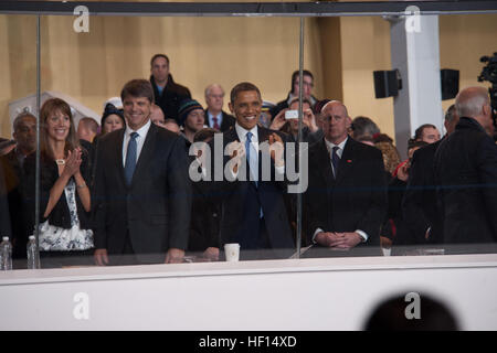 Präsident Barack Obama Uhren aus der Amtseinführung Parade offizielle Überprüfung stehen gegenüber Lafayette Park. Die Prozession von mehr als 8.000 Menschen, die Constitution Avenue setzte Pennsylvania Avenue im Weißen Haus begann enthalten zeremonielle militärische Regimenter, Bürgergruppen, marching Bands und Schwimmer. Der Präsident, Vizepräsident, ihre Ehegatten und besondere Gäste dann überprüfen die Parade geht es vor der Präsidentschaftswahl Tribüne. Die Stadion-Stil-Bühne wird zur Einweihung an der Westfront des Kapitols errichtet. Es hat mehr als 1.600 Sitzplätze f Stockfoto