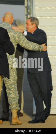 Präsident der Vereinigten Staaten, w., umarmt General Ray Odierno, Kommandierender general, Multi-National Force - Irak bei seiner Ankunft in den Irak Bagdad International Airport, Sieg, komplexe Basis.  Bush ist im Land für seinen letzten Besuch mit den Truppen als ihr Oberbefehlshaber. Präsident Bush besucht Truppen im Irak DVIDS136029 Stockfoto