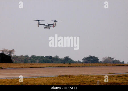 Ein MV-22 Osprey macht ihren Ansatz für eine Landung am Flügel ein Royal Thai Air Base, Nakhon Ratchasima, Königreich von Thailand, am 8. Februar in Vorbereitung auf die Übung Cobra Gold 2013. Dies war das erste Mal, den Fischadler in Thailand geflogen haben. "Das Theater (Osprey) bringen war für uns enorm und praktisch alles, was das Flugzeug hier tun ist ein Beweis für diese Fähigkeit zu erlernen, gehen lange Strecken schnell und ein enormes Maß an Fähigkeit dann auf den Boden zu bringen, sobald sie ankommen," sagte US Marine Generalmajor Christopher S. Owens. Thailand und die USA sind verpflichtet Stockfoto