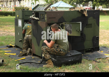 US-Marines aus 3rd Marine Logistics Group bereiten einen Generator Feb. 10 in Sattahip, Königreich von Thailand, die Willenskraft der taktischen Wasserreinigungssystem, Operationen während des Trainings Cobra Gold 2013 zu unterstützen. Die Übung umfasst humanitäre und bürgerlichen Hilfsprojekte, ein Personal Training und Feld-Übungen. Gemeinsame und multinationale Ausbildung ist entscheidend für die Aufrechterhaltung der Bereitschaft und Interoperabilität von allen teilnehmenden Streitkräfte. 3. MLG ist ein Teil des III. Marine Expeditionary Force. 3. MLG hält das Wasser fließt für CG 13 130210-M-IM838-606 Stockfoto