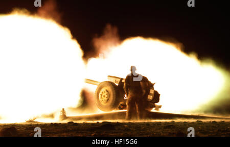 Ein Afghan National Army Soldat feuert die 2A18 122 mm sowjetische Haubitze in der Nacht bei Combat Outpost Passerlay Februar 11. Mitglieder des 4. Kandak feuerte Koryphäe Runden um die Boden-Elemente während einer zweitägigen Clearing-Operation in Trek Nawa unterstützen. (Foto von Sgt. Bobby J. Yarbrough) Die Feuerlinie 130211-M-DE426-003 Stockfoto