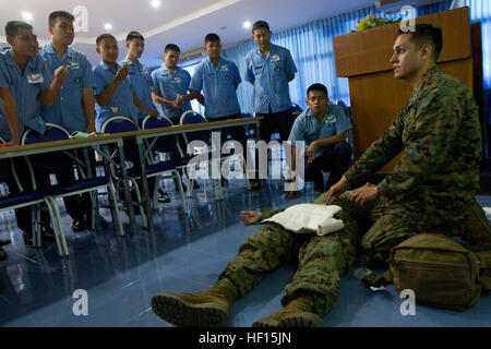 US Navy Petty Officer 1st Class Joseph De La Cruz veranschaulicht für Thai medizinisches Personal wickeln eine Abdominal-Wunde an einem simulierten Opfer 12 Februar während tactical combat Casualty Care Training am Flügel ein Royal Thai Air Force Base, Nakhon Ratchasima, Königreich von Thailand, Währenddes Trainings Cobra Gold 2013. CG 13 vorgesehen eine weitere Möglichkeit für Thailand und die USA ihre weitere Zusammenarbeit und nachhaltiges Engagement für regionale Partner demonstrieren. De La Cruz ist ein Corpsman mit Marine Wing Support Squadron 172, Marine Aircraft Gruppe 36, 1. Marine Aircraft Wing, Marine Expeditionar III Stockfoto