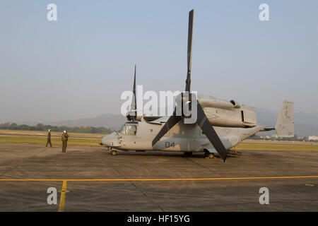 Crew Chiefs des US Marine Corps MV-22 Osprey zugewiesen Marine Medium Tiltrotor Geschwader 265, Marine Corps Air Station Futenma, Okinawa, Japan, führen Pre Flugverfahren auf ihre Flugzeuge auf der Flightline von Wing 41 Royal Thai Air Force base 21 Februar in Chiang Mai Provinz, Königreich von Thailand, während des Trainings Cobra Gold 2013 Februar 05. CG 13, in seiner 32. Iteration dient zur Sicherheit in der Region voranzubringen und wirksame Reaktion auf regionale Krisen zu gewährleisten, durch die Ausübung einer robusten multinationalen Truppe von Nationen teilen gemeinsame Ziele und Sicherheitsverpflichtungen und ist das größte multinationale Stockfoto