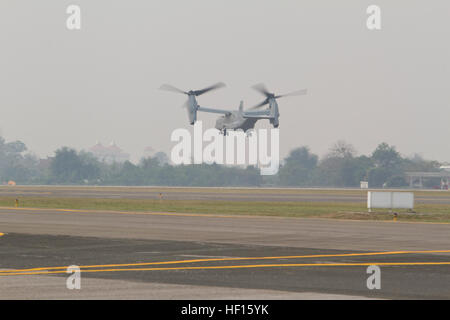 Ein US Marine Corps MV-22 Osprey zugewiesen Marine Medium Tiltrotor Geschwader 265, Marine Corps Air Station Futenma, Okinawa, Japan, zieht vom Flügel 41 Royal Thai Air Force base 21 Februar in Chiang Mai Provinz, Königreich von Thailand, während des Trainings Cobra Gold 2013. CG 13, in seiner 32. Iteration dient zur Sicherheit in der Region voranzubringen und wirksame Reaktion auf regionale Krisen zu gewährleisten, durch die Ausübung einer robusten multinationalen Truppe von Nationen teilen gemeinsame Ziele und Sicherheitsverpflichtungen und ist die größte multinationale Übung in der Region Asien-Pazifik. (Offizielle USMC Foto von Staff Sgt Stockfoto