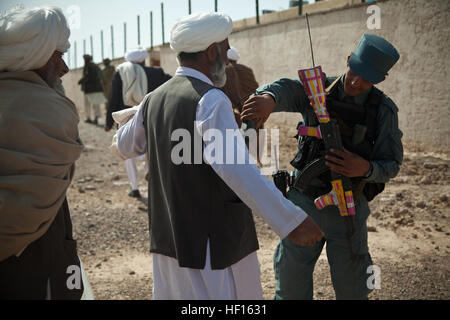 Ein afghanischer nationaler Polizist sucht ältesten aus durch die Distrtic, bevor ein Übergang Schura in Khak-E-Safed district, Provinz Farah, Afghanistan, 23. Februar 2013. Farah Provincial Governor Dr. Mohammed Akram Khpalwak Übergang Schura zum Anlass genommen Afghan National Security Forces hervorheben, vor allem afghanischen lokalen Polizisten des, Erfolge ermöglichte die de-Militarisierung der Koalition Kräfte im Bereich. Afghanischen nationalen Sicherheitskräfte weiterhin Counter-Aufstand-Operationen ohne das Vorhandensein oder die Betreuung der Koalitionstruppen.  (US Marine Corps Foto von Sgt. Pete T Stockfoto