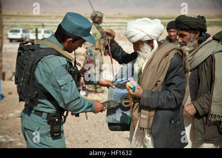 Ein afghanischer nationaler Polizist sucht ältesten aus durch die Distrtic, bevor ein Übergang Schura in Khak-E-Safed district, Provinz Farah, Afghanistan, 23. Februar 2013. Farah Provincial Governor Dr. Mohammed Akram Khpalwak Übergang Schura zum Anlass genommen Afghan National Security Forces hervorheben, vor allem afghanischen lokalen Polizisten des, Erfolge ermöglichte die de-Militarisierung der Koalition Kräfte im Bereich. Afghanischen nationalen Sicherheitskräfte weiterhin Counter-Aufstand-Operationen ohne das Vorhandensein oder die Betreuung der Koalitionstruppen.  (US Marine Corps Foto von Sgt. Pete T Stockfoto