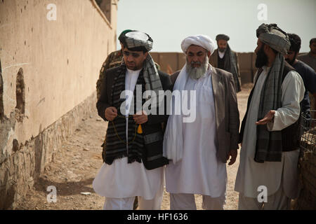 Bezirk Gouverneur Abdul Khalik (rechts) zeigt Provincial Landeshauptmann Dr. Mohammed Akram Khpalwak (links) die afghanische nationale Polizei-Station, nachdem ein Übergang Schura in Khak-E-Safed district, Provinz Farah, Afghanistan, 23. Februar 2013. Khpalwak Übergang Schura zum Anlass genommen Afghan National Security Forces hervorheben, vor allem afghanischen lokalen Polizisten der, Erfolge, die die de-Militarisierung der Koalition erlaubt Kräfte im Bereich. Afghanischen nationalen Sicherheitskräfte weiterhin Counter-Aufstand-Operationen ohne das Vorhandensein oder die Betreuung der Koalitionstruppen.  (US Marinekorps Ph Stockfoto