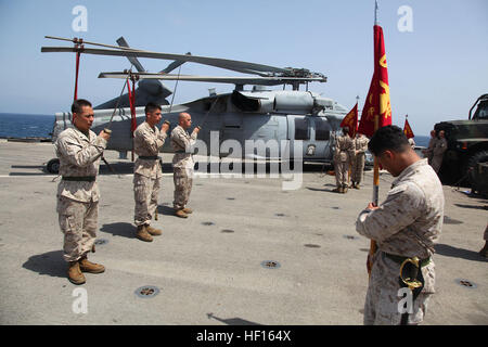 Marines zugewiesen, die 15. Marine Expeditionary Unit Praktiken Guidon und Schwert manuelle Verlauf Korporale, an Bord der USS Rushmore, Februar 25. Die 15. MEU bereitgestellt wird als Teil der Peleliu amphibische bereit Gruppe als US Central Command Theater Reserve Kraft, Unterstützung für maritime Sicherheit und Theater Kooperationen in den USA 5. Flotte Aufgabengebiet. (Foto: U.S. Marine Corps CPL. Timothy R. Childers/freigegeben) USS Rushmore 130226-M-VZ265-029 Stockfoto