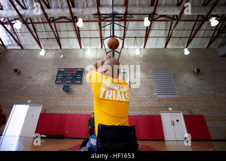 Marine-Veteran CPL Josue Barron, gebürtig aus Los Angeles, nimmt einen Freiwurf im Rollstuhl-Basketball-Training für die 2013 Marinekorps Versuche im Marine Corps Base Camp Pendleton, Kalifornien, 26. Februar 2013. Barron, der sein Auge und ein Bein unterhalb des Knies in einer improvisierten Sprengkörpern Explosion 2010 verlor, ist im Rollstuhl-Basketball und während der 2013 Marinekorps Versuche beteiligt. Die Prüfungen ist eine Gelegenheit für verwundete Marines, Veteranen und Verbündeten im Rollstuhl-Basketball, konkurrieren, sitzen, Volleyball, Leichtathletik, Schwimmen, Bogenschießen und schießen. Die 50 besten Athleten gehen auf an Stockfoto