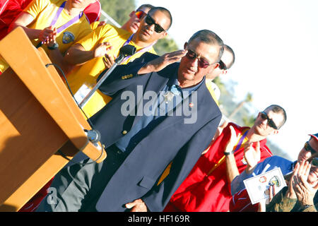 CAMP PENDLETON, Kalifornien, (28. Februar 2013) – Oberst und Medal of Honor Empfänger Jay, Vargas bereitet sich auf die Krieger-Athleten bei den 2013 Marine Corps Prozessen befassen. Vargas, ein starker Verfechter der Verwundeten, Kranken und verletzten Männer und Frauen des Marine Corps war der Gastredner bei der Eröffnungsfeier der Studien. (Foto von Pat Cubel) 2013 Marinekorps Versuche Eröffnungsfeier DVIDS877239 Stockfoto