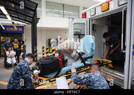 Segler-Praxis laden simuliert Patienten in einen Krankenwagen 2. März im Rahmen eines Patienten Umzug Bohrers am US Naval Hospital Okinawa auf Lager Lester. Der Zweck der Übung war, die Sicherheit und Bequemlichkeit der Patienten vom Camp Lester zum Camp Foster während sie unter der Obhut der USNH Okinawa während des Übergangs sind transportiert. Die Segler sind Sanitätern mit dem Krankenhaus. (Foto: U.S. Marine Corps Lance Cpl. Adam B. Miller/freigegeben) U.S. Naval Hospital beginnt Übergang zur neuen Anlage 130302-M-OY715-057 Stockfoto