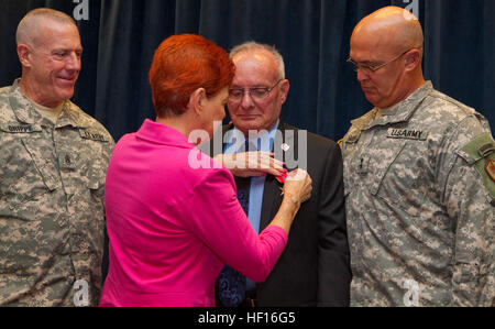 Armee Generalmajor Karl R. Horst. US Central Command Stabschef Army Command Sergeant Major Frank A. Grippe, angeworben TERRORANSCHLÄGE Senior Leader, Uhr als Kaye-Französisch Ehemann Armee Sgt. Robert French, eine Bronze Star Medal März 5 für seine Taten während des Vietnam-Krieges 1967 präsentiert.  Französisch diente bei der Mobile Riverine Truppen, die basierte auf Marine Schiffe in Süd-Vietnam Mekong Delta.  Sein Preis ist 46 Jahre nach ehemaliger Army Captain Jack Benedick, French es Zugführer zum Zeitpunkt ihm und vier anderen für den Award nominiert.    (TERRORANSCHLÄGE Foto von Sgt. Fredrick J. Coleman) CEN Stockfoto