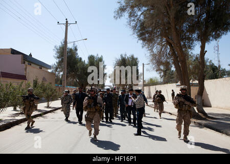 US-Marines mit der II. Marine Expeditionary Force (vorwärts) und das 2. Bataillon, 7. Marineregiment escort afghanische Regierungsbeamte und afghanischen nationalen Sicherheitskräfte Personal während eines Gefechts der Schlüssel Führer in Nimroz Provinz, Afghanistan, 13. März 2013. US Marine Corps Generalmajor Walter L. Miller Jr., den kommandierenden General der regionalen Befehl Südwesten, und des sonstigen Personals traf sich mit Mohammad Sarwar Subat, dem Landeshauptmann Nimroz, einschließlich integrierter Koalition Training, Frauenrechte und Haushaltsfragen Fragen zu diskutieren. (DoD Foto von Sgt. Tammy K. Hineline, U.S. Marine Co Stockfoto