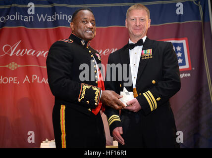 Lieutenant Commander Trevor Petrou erhält einen Sonderpreis Salute von Generalleutnant Willie Williams bei einem Abendessen United Services Organization in Arlington, VA. März 14. Petrou erhielt die Auszeichnung im Namen des MARSOC und dem Marine Corps für außergewöhnliche Leistungen und Beiträge für die militärischen medizinischen Bereich. MARSOC Physiotherapeut gewinnt hoher medizinischer Ehren 130314-M-EL893-001 Stockfoto