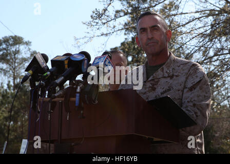 Major General James W. Lukeman, 2. Marine-Division Kommandierender general, bietet seine Bemerkungen und Beileid an die Menschenmenge, die außerhalb der Main Gate der Marine Corps Base Camp Lejeune 19.März. Eine Explosion aufgetreten kurz vor 22:00, 18 März in Hawthorne Army Depot, Nevada, eine 2. Marineabteilung Einheit eine live-Feuer-Übung durchführte. Die Marine-Führung auf Szene hat bereits eine Untersuchung begonnen.  Die Explosion wurde geglaubt, um durch ein 60 mm Mörser Runden während einer live-Feuer-Übung verursacht worden sein. Die Ursache des Vorfalls ist unter Untersuchung und weitere informat Stockfoto