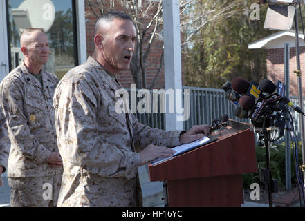 Major General James W. Lukeman, 2. Marine-Division Kommandierender general, bietet seine Bemerkungen und Beileid an die Menschenmenge, die außerhalb der Main Gate der Marine Corps Base Camp Lejeune 19.März. Eine Explosion aufgetreten kurz vor 22:00, 18 März in Hawthorne Army Depot, Nevada, eine 2. Marineabteilung Einheit eine live-Feuer-Übung durchführte. Die Marine-Führung auf Szene hat bereits eine Untersuchung begonnen.  Die Explosion wurde geglaubt, um durch ein 60 mm Mörser Runden während einer live-Feuer-Übung verursacht worden sein. Die Ursache des Vorfalls ist unter Untersuchung und weitere informat Stockfoto