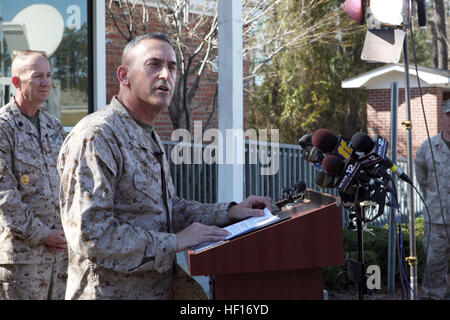 Major General James W. Lukeman, 2. Marine-Division Kommandierender general, bietet seine Bemerkungen und Beileid an die Menschenmenge, die außerhalb der Main Gate der Marine Corps Base Camp Lejeune 19.März. Eine Explosion aufgetreten kurz vor 22:00, 18 März in Hawthorne Army Depot, Nevada, eine 2. Marineabteilung Einheit eine live-Feuer-Übung durchführte. Die Marine-Führung auf Szene hat bereits eine Untersuchung begonnen.  Die Explosion wurde geglaubt, um durch ein 60 mm Mörser Runden während einer live-Feuer-Übung verursacht worden sein. Die Ursache des Vorfalls ist unter Untersuchung und weitere informat Stockfoto