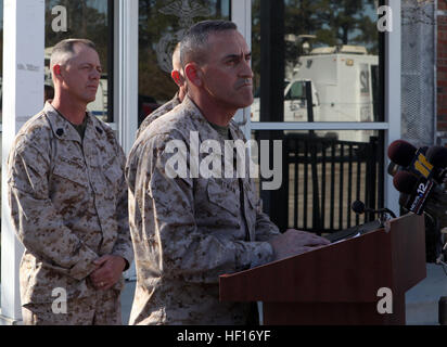 Major General James W. Lukeman, 2. Marine-Division Kommandierender general, bietet seine Bemerkungen und Beileid an die Menschenmenge, die außerhalb der Main Gate der Marine Corps Base Camp Lejeune 19.März. Eine Explosion aufgetreten kurz vor 22:00, 18 März in Hawthorne Army Depot, Nevada, eine 2. Marineabteilung Einheit eine live-Feuer-Übung durchführte. Die Marine-Führung auf Szene hat bereits eine Untersuchung begonnen.  Die Explosion wurde geglaubt, um durch ein 60 mm Mörser Runden während einer live-Feuer-Übung verursacht worden sein. Die Ursache des Vorfalls ist unter Untersuchung und weitere informat Stockfoto