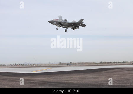 Eine F-35 b Lightning II von Marine Fighter Attack Squadron 121 führt eine vertikale Landung auf der Marine Corps Air Station Yuma, Arizona Flightline 21. März 2013. BF-19, pilotiert von Generalmajor Richard Rusnok, eine F-35 b-Testpilot, markiert einen wichtigen Meilenstein in der Entwicklung von Flugzeugen, die Durchführung des ersten kurzen ausziehen, vertikale Landung außerhalb einer Testumgebung. (Foto von Staff Sgt Jessica Smith) F-35 b Lightning II schließt erste operative STOVL-DVIDS891973 Stockfoto