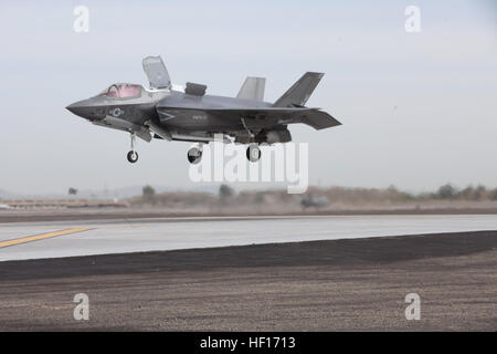 Eine F-35 b Lightning II von Marine Fighter Attack Squadron 121 führt eine vertikale Landung auf der Marine Corps Air Station Yuma, Arizona Flightline 21. März 2013. BF-19, pilotiert von Generalmajor Richard Rusnok, eine F-35 b-Testpilot, markiert einen wichtigen Meilenstein in der Entwicklung von Flugzeugen, die Durchführung des ersten kurzen ausziehen, vertikale Landung außerhalb einer Testumgebung. (Foto von Staff Sgt Jessica Smith) F-35 b Lightning II schließt erste operative STOVL-DVIDS891968 Stockfoto