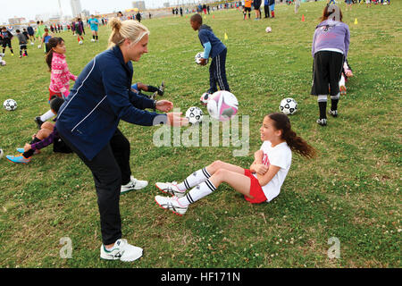 Laura Heyboer, links, und Kerryn C. Terry führen eine Header-Bohrmaschine während einer Fußball-Klinik 21 März im Camp Foster. Die Klinik bot Kinder Gelegenheit zum Erlernen von professionellen Spielern. Heyboer ist eine Weiterleitung für Seattle Reign FC. Kinder schärfen fußballerischen Fähigkeiten während Clinic 130321-M-SO590-159 Stockfoto