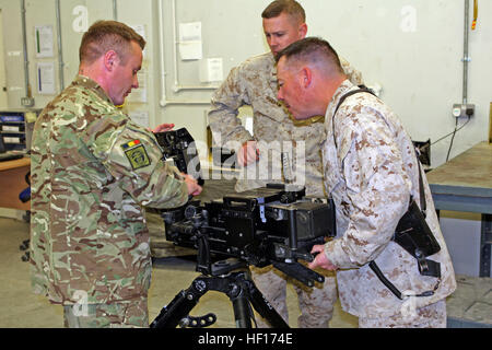 Major Brian Spooner (rechts), der kommandierende Offizier der allgemeinen Bekämpfung Logisitics Unterstützungskompanie, Combat Logistik-Regiment 2 und Chief Warrant Officer 2 Jeremy Pelham (hinten), die Wartung Ausrüstung Ingenieur für GS CLC, machen Sie sich vertraut mit der Granate Maschinengewehr der britischen Armee nutzt.  Eine Gruppe von Marines von GS CLC erhielt eine Tour durch den Royal Electrical and Mechanical Engineers Arbeitsbereiche an Bord Camp Bastion, Afghanistan, März 24. US-Marines Cross-Training mit britische Soldaten DVIDS901075 Stockfoto