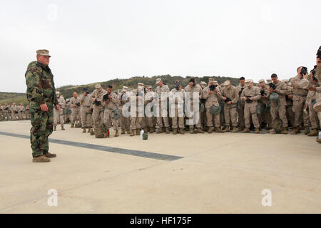 CPL Ronald Isaacs, 24, aus Bluff City, Tennessee, chemische, biologische, radiologische, nukleare Verteidigung Chef mit 9. Kommunikation Bataillon, ich Marine Expeditionary Force beauftragt eine Gruppe von Marines vor der Einfahrt in einer Gaskammer in Camp Pendleton, Kalifornien, März 26. Das jährliche Gaskammer-Training bietet Marines mit Grundkenntnissen wie don und klar eine Gasmaske, effektiv gegen chemische oder biologische Angriffe zu verteidigen. Ich MHG Marines führen jährliche Gaskammer training 130326-M-PF875-002 Stockfoto