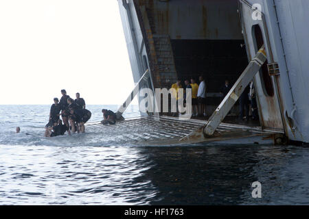 081005-M-0572C-013 Arabisches Meer (5. Oktober 2008) Segler der amphibischen Angriff Schiff USS Iwo Jima (LHD-7) dienen als Rettungsschwimmer während des Telefonats Schwimmen im arabischen Meer zugewiesen. Die 26. Marine Expeditionary Unit (MEU 26) und Schiffe der Iwo Jima Expeditionary Strike Group sind Durchführung der Gefahrenabwehr Operationen im Bereich der 5. Flotte Verantwortung. (Foto: U.S. Marine Corps Lance Cpl. Jacob W. Chase/freigegeben) UNS 081005-M-0572C-013 Marineseeleute zugewiesen, die amphibischen Angriff Schiff USS Iwo Jima (LHD-7) dienen als Rettungsschwimmer während des Telefonats Schwimmen im arabischen Meer Stockfoto