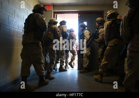 Zwei Marine Feuer Teams Rennen durch eine Tür am 2. Wartung Bataillon, 2. Marine Logistics Group Verbindung an Bord Camp Lejeune, North Carolina, 27. März 2013. Die Servicemembers verbrachte mehr als eine Stunde engagieren, dass ihre Altersgenossen in simulierten Häuserkampf während einer Übung an der Basis statt. Keine Gefangenen trainieren Marines, Anlage von Terroristen 130327-M-ZB219-140 zu wiederholen Stockfoto