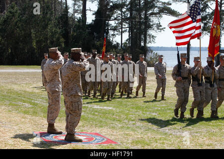 U. S. Marine Major Jerry Godfrey (rechts Mitte), Kommandierender Offizier, Motor Transport Wartung Lehr Company(MTMIC) Logistics Operations School (LOS), Marine Corps Combat Service Support für Schulen (MCCSSS) und Gunnery Sergeant Markus Caldwell (Mitte links), Lehrer, MTMIC, LOS, MCCSSS, machen beide einen Hand-Gruß während der Pass und die Überprüfung während der Gunnery Sergeants Abschiedsfeier am Camp Johnson N.C., 28. März , 2013. Freunde, Familie und Service-Mitglieder versammelt, um für seine 22 Jahre treue Dienste in der Vereinigte Staaten Marine Corp Gunnery Sergeant Caldwell feiern Stockfoto