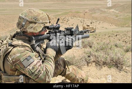 Sgt. Joshua J. Clark aus Elkhart, Indiana, mit dem 591st Ingenieur-Unternehmen (Pioniere), bietet über Uhr Sicherheit für das Personal der Luftwaffe Explosive Verordnung zur Verfügung außerhalb einer afghanischen Grenzpolizei Kontrollpunkt in der Nähe der afghanisch-pakistanischen Grenze am 1.April in Spin Boldak District, Provinz Kandahar, Afghanistan. (Foto: US-Armee von Staff Sgt Shane Hamann, 102. Mobile Public Affairs-Abteilung) Koalition hilft afghanischen Polizei sichere Anhöhe (Bild 8 von 23) (8622271692) Stockfoto