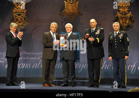 Von links applaudiert Secretary Of The Army John McHugh als Verteidigungsminister Chuck Hagel ein Medal Of Honor Flag, Ray Kapaun, Center, der Neffe des ehemaligen Armee Capt Emil J. Kapaun, während einer Halle der Helden Induktion Zeremonie im Pentagon in Arlington, VA., 12. April 2013 präsentiert. Blicken Sie US Army Chief Of Staff General Raymond T. Odierno, zweiter von rechts, und Sgt. Major der Armee Raymond F. Chandler III auf. Der katholische Priester und Feldprediger, wer in einem nordkoreanischen Kriegsgefangenenlager im Jahr 1951 starb, wurde posthum die Medal Of Honor von Präsident Obama für auffällige Galanterie whi Stockfoto