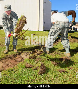 Ein Senior Airman der 116th Civil Engineering Squadron, Georgia Air National Guard, gräbt am 13. April 2013 einen Graben aus, um ein Problem mit der Entwässerung von Regenwasser auf der Robins Air Force Base, Georgia, zu reparieren. Stockfoto