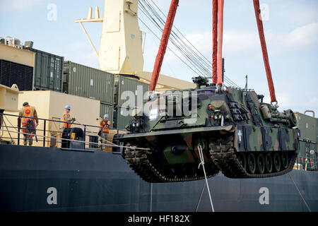 Ein M88 Tank Bergefahrzeug ist von der USNS 2nd LT John P. Bobo auf dem Deck eines Schiffes Logistik Unterstützung April 19 off Shore von Dogu Strand in der Nähe von Pohang, Südkorea, während kombiniert gemeinsame Logistik über The Shore 2013 gesenkt. Der Bobo ist Bestandteil der Marine Military Sealift Command maritime Stationierung zwingen Programm. CJLOTS ist eine Biennale MPF-Übung. Die ROK Marine Corps und Marine werden voraussichtlich mit III. Marine Expeditionary Force arbeiten, Armee Kräfte mit US Kräfte Korea, Marine Expeditionary Strike Group 3 und Coast Guard Port Security Unit 313 während der Übung. (US-Marine C Stockfoto