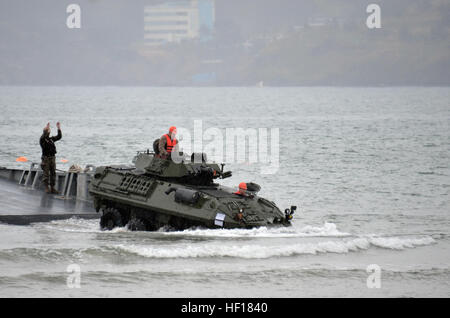 Staff Sgt Todd J. Piluk, Center und CPL Charles H. Parmley, Recht, Laufwerk ein leichtes gepanzertes Fahrzeug ans Ufer während eine maritime prepositioning Kraft entlasten 20 April Dogu Beach in der Nähe von Pohang, Südkorea. Die gemeinsame Integration und Transportfähigkeit Zweig im Marine Corps Systems Command Systeme Engineering Interoperabilität Architekturen und Technologiebüro arbeitet mit der Navy Marines zu gewährleisten und ihre Systeme sind in der Lage zu bewegen reibungslos Betriebstätigkeit an Bord von Marineschiffen direkt in den Betrieb an Land. (Foto: U.S. Marine Corps CPL. Mark W. Stroud) Marine Corps, Marine Teams zu arbeiten Stockfoto