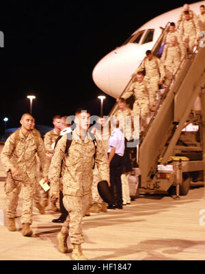 Marines mit Lima Unternehmen, 3. Bataillon, 3. Marine Regiment, fahren das Flugzeug bei ihrer Ankunft an Bord RAAF Base Darwin vom Marine Corps Base Hawaii, April 21. Die rund 200 Marines und Matrosen, unterstützt von einem kleinen Koordination Personal bilden die zweite Drehung der Marine Kräfte nach Australien seit April 2012. Die Marines werden einseitig und zweiseitig Ausbildung bei Australian Defence Force Einrichtungen im Northern Territory und in anderen militärischen Übungen in Neuseeland und Australien teilnehmen werden. Die Marines sind wieder 130421-M-AL626-0104 Stockfoto