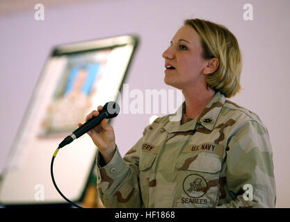 061028-M-0000 X-001 Al Asad, Irak (28. Oktober 2006) - Lt. Jennifer Avery, von Anchorage, Ala., singt ÒAmazing GraceÓ während einer Trauerfeier für Bau Elektriker 2. Klasse Charles V. ÒChuckÓ Komppa. Komppa, 35, aus Belgrad, Mont., starb in Aktion Okt. 25 in IraqÕs Al Anbar Provinz western. Komppa war Naval Mobile Bau-Bataillon eins-acht (NMCB-18) zugeordnet. US Marine Corps Foto von Staff Sgt. Jim Goodwin (freigegeben) US Navy 061028-M-0000 X-001 Lt. Jennifer Avery singt Amazing Grace Stockfoto