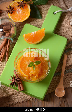 in der Glasschüssel selbstgemachte Orangenmarmelade Stockfoto