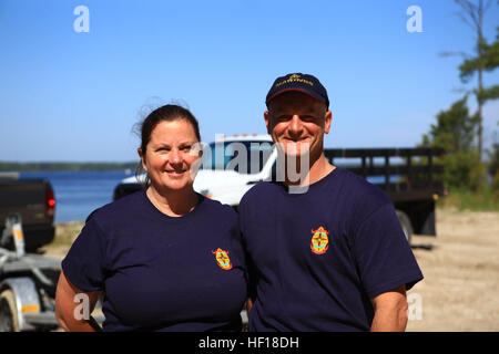 Alicia Filzen (links) und Master Sgt. Mark Rapoport (rechts) Pose für ein Foto an Bord Camp Lejeune, North Carolina, 26. April 2013. Filzen und Rapoport waren verantwortlich für das Splash für Trash-Event und sagte, dass Veranstaltungen wie es dazu beitragen, Menschen zusammenzubringen und Erhöhung des Umweltbewusstseins. (Foto: U.S. Marine Corps Lance Cpl. Shawn Valosin) Splash für Trash, Servicemembers und Zivilisten zu vereinen, zu bereinigen, die Küste 130426-M-IU187-140 Stockfoto