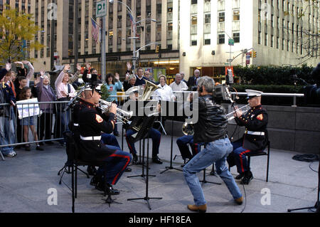 Das Blechquintett der Marine Forces Reserve Band tritt in New York auf, um den 231. Geburtstag des Marine Corps zu feiern und die militärische musikalische Tradition zu betonen. Stockfoto