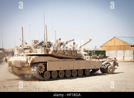 U.S. Marine Corps Lance Cpl. Bryan Raspberry, einen Loader von Pantiac, Michigan, zugewiesene Delta Company, 1. Panzerbataillon, Regimental Combat Team 7 (RCT) 7, führt Funktionsprüfungen auf ein M1A1 Abrams-Panzer auf Lager Shir Ghazay, Provinz Helmand, Afghanistan, 27. April 2013. Himbeere neben der Marines und Matrosen der Delta Company im Einsatz in Afghanistan zur Unterstützung der Operation Enduring Freedom. (U.S. Marine Corps Foto von Staff Sgt. Hesekiel R. Kitandwe/freigegeben) Delta-Firma Panzer Rollen durch Shir Ghazay 130427-M-RO295-072 Stockfoto