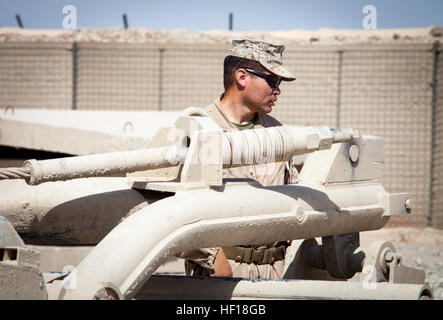 US Marine Corps Staff Sgt. Paul Acevedo ein Abteilungsleiter aus Pomona, Kalifornien, zugewiesene Delta Company, 1. Panzerbataillon, Regimental Combat Team 7 (RCT) 7, führt Funktionsprüfungen auf ein M1A1 Abrams-Panzer auf Lager Shir Ghazay, Provinz Helmand, Afghanistan, 27. April 2013. Acevedo neben der Marines und Matrosen der Delta Company im Einsatz in Afghanistan zur Unterstützung der Operation Enduring Freedom. (U.S. Marine Corps Foto von Staff Sgt. Hesekiel R. Kitandwe/freigegeben) Delta-Firma Panzer Rollen durch Shir Ghazay 130427-M-RO295-073 Stockfoto