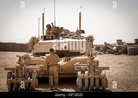 US Marine Corps Staff Sgt. Paul Acevedo, ein Gruppenleiter aus Pomona, Kalifornien, zugewiesene Delta Company, 1. Panzerbataillon, Regimental Combat Team 7 (RCT) 7, führt Funktionsprüfungen auf ein M1A1 Abrams-Panzer auf Lager Shir Ghazay, Provinz Helmand, Afghanistan, 27. April 2013. Acevedo neben der Marines und Matrosen der Delta Company im Einsatz in Afghanistan zur Unterstützung der Operation Enduring Freedom. (U.S. Marine Corps Foto von Staff Sgt. Hesekiel R. Kitandwe/freigegeben) Delta-Firma Panzer Rollen durch Shir Ghazay 130427-M-RO295-075 Stockfoto