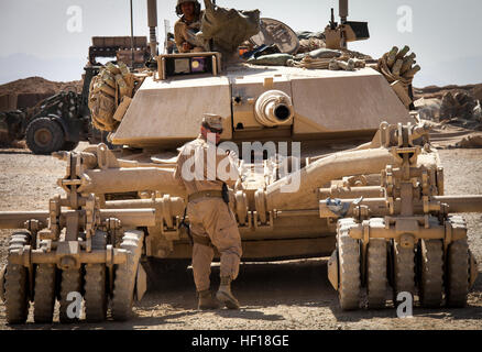 US Marine Corps Staff Sgt. Paul Acevedo, ein Gruppenleiter aus Pomona, Kalifornien, zugewiesene Delta Company, 1. Panzerbataillon, Regimental Combat Team 7 (RCT) 7, führt Funktionsprüfungen auf ein M1A1 Abrams-Panzer auf Lager Shir Ghazay, Provinz Helmand, Afghanistan, 27. April 2013. Acevedo neben der Marines und Matrosen der Delta Company im Einsatz in Afghanistan zur Unterstützung der Operation Enduring Freedom. (U.S. Marine Corps Foto von Staff Sgt. Hesekiel R. Kitandwe/freigegeben) Delta-Firma Panzer Rollen durch Shir Ghazay 130427-M-RO295-078 Stockfoto