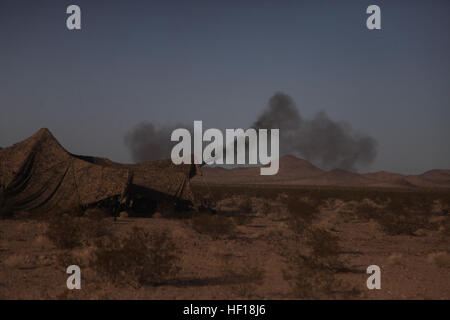 Marines von Battery K, 11. Marine-Regiment führen bei Twentynine Palms Übungen mit 155-mm-Haubitzen M777 durch, um die Fertigkeiten im Artilleriekampf zu erhalten. Stockfoto