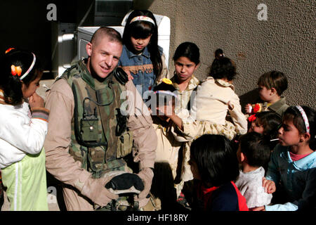 061128-M-8213R-023 Baghdadi, Al Anbar, Irak (28. November 2006) - Master Sgt. Allen, der 4. Civil Affairs Gruppe zugewiesen (4. CAG), unterhält Kinder wie irakische Frauen sprechen mit weiblichen Marines an der 4. CAG über Probleme und Bedenken, die beiden in ihrer Gemeinde eine irakische Frau Engagement hatten befestigt. 4. CAG ist mit 1. Marine Expeditionary Force (FWD) zur Unterstützung der globalen Krieg gegen den Terrorismus in der Al Anbar Provinz Irak bereitgestellt. Foto: U.S. Marine Corps Gunnery Sgt. Michael f. Retana (freigegeben) US Navy 061128-M-8213R-023 Master Sgt. Allen, zugeordnet der 4. Civil Affairs Gr Stockfoto